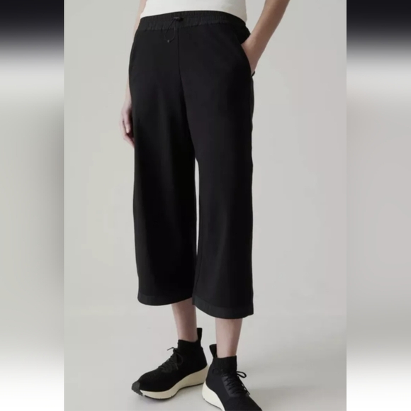 Athleta NWOT Triumph Hybrid Wide Crop Size Small-Tall Black #533711 - Picture 1 of 10